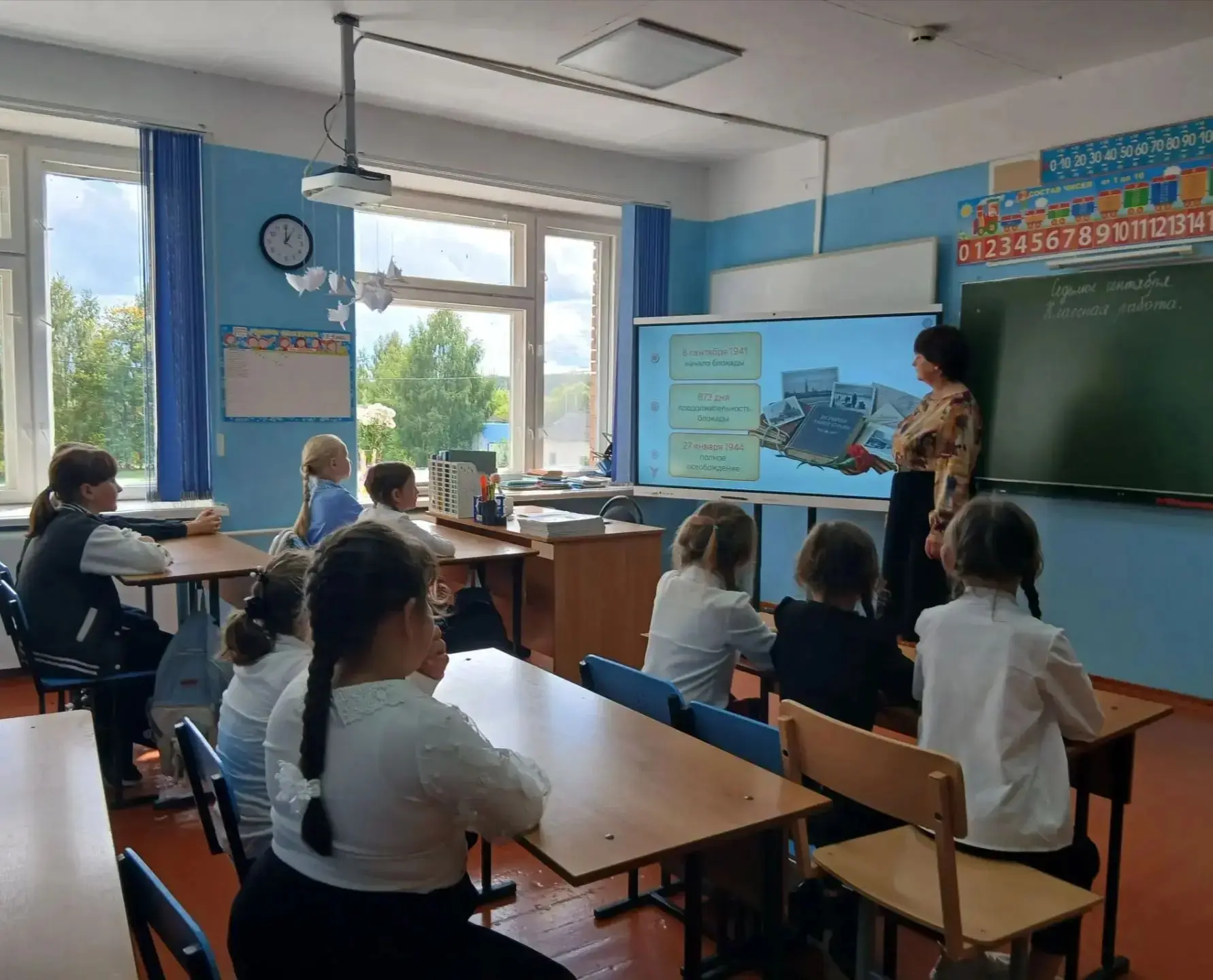 Утро 7 сентября в нашей школе началось традиционно - с поднятия флага и цикла занятий «...