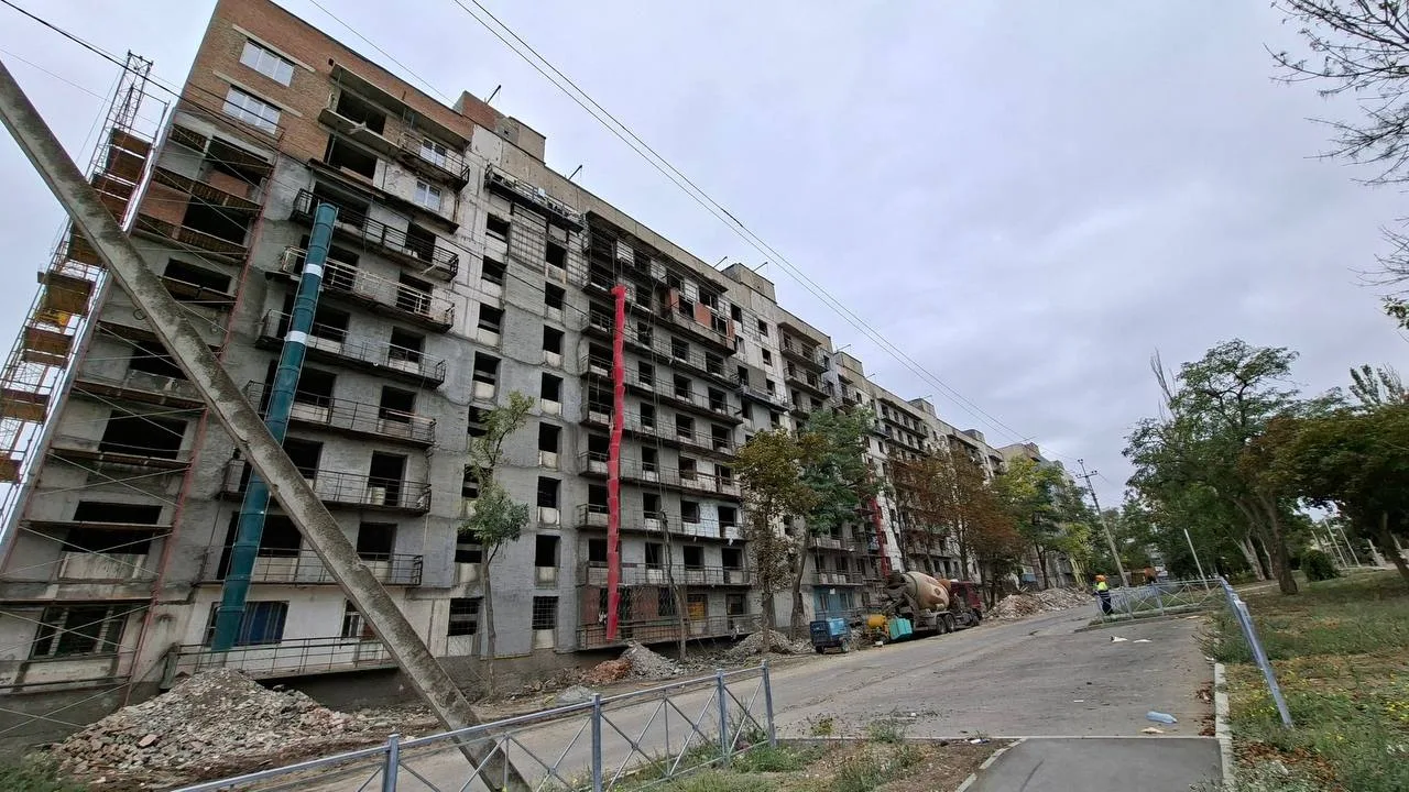 В Мариуполе продолжается восстановление дома на проспекте Победы