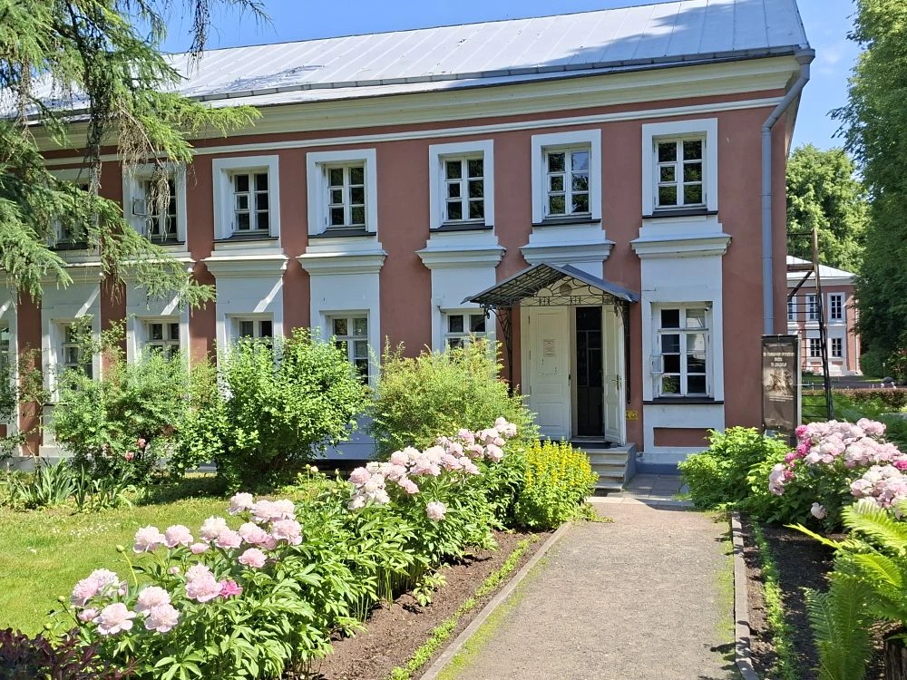 🌺 Лето – пора цветения. Пышно и ярко цветут пионы.

«Пион представляет собой как по красоте своего 