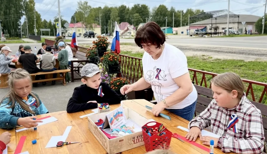 На площади у Центра культуры и досуга села Боговарово Костромской области состоялось пр...