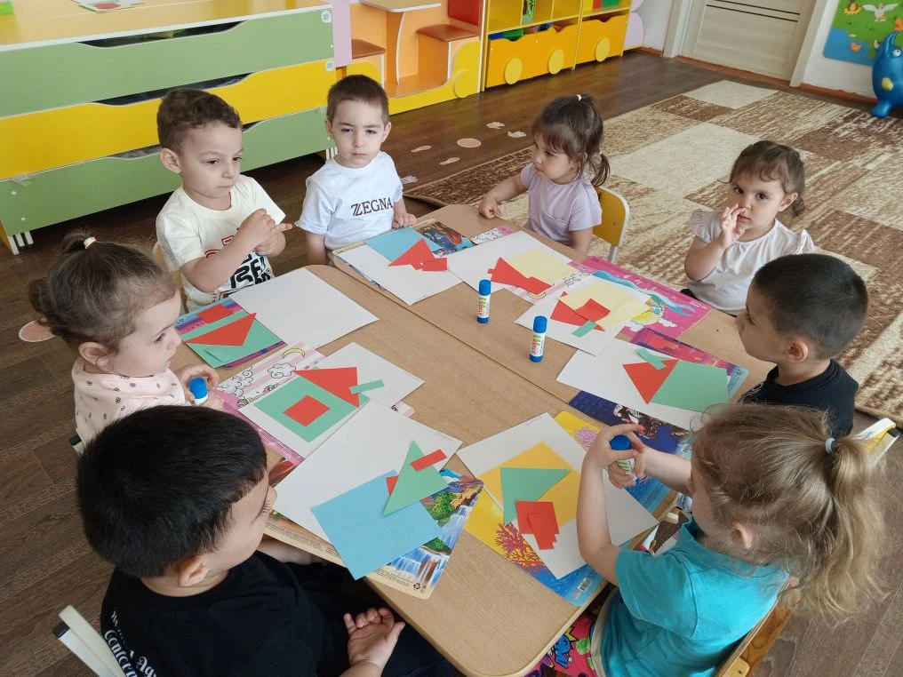 Младшая группа, воспитатель Криволапова  Екатерина Владимировна . Аппликация "Домик ".
#ГодДошкольно