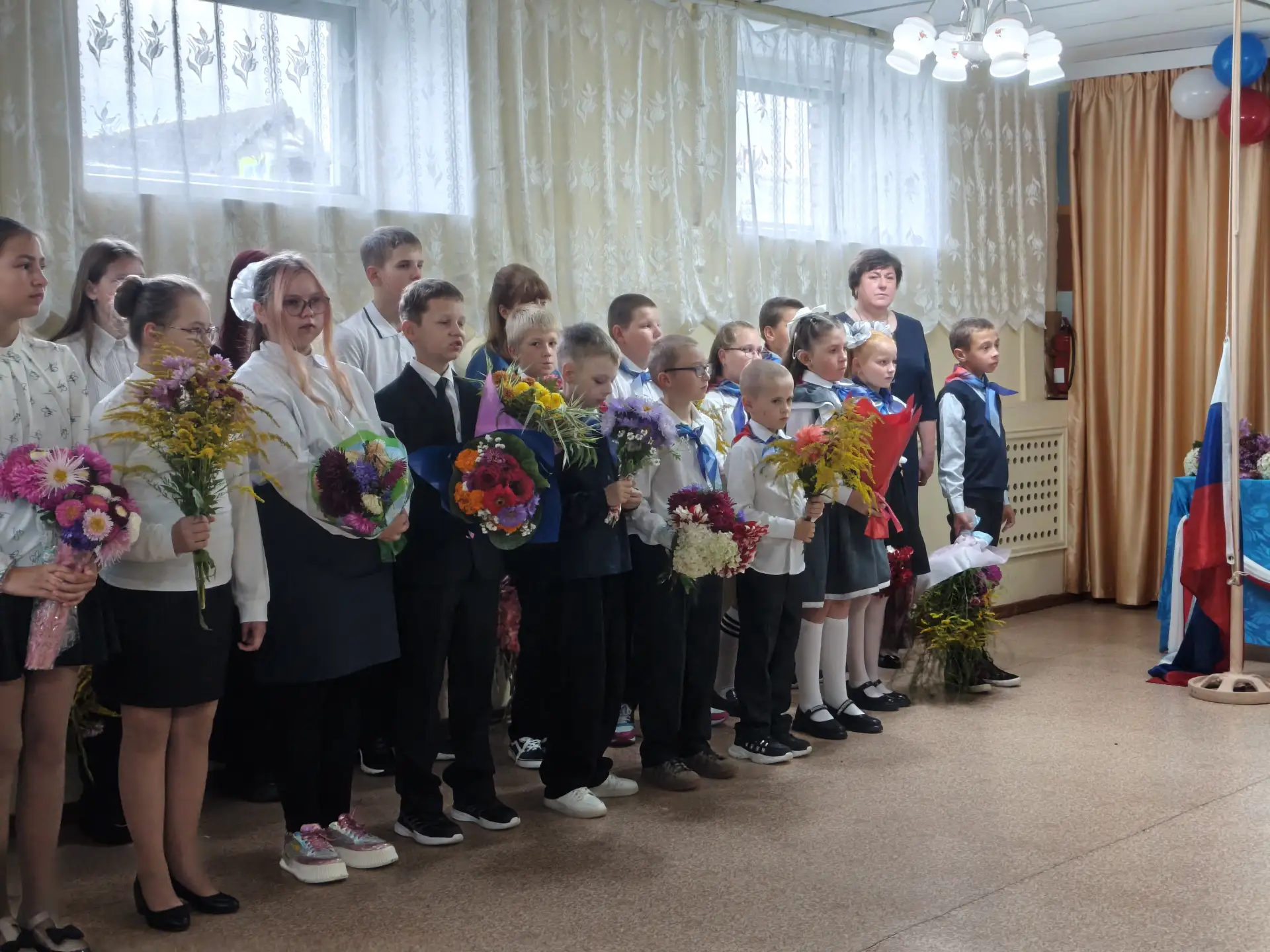 ЗНАНИЯ – СИЛА, ЕДИНСТВО – СЕРДЦЕ: В ШКОЛЕ ПРОЗВЕНЕЛ ПЕРВЫЙ ЗВОНОК В ГОД ЕДИНСТВА НАРОДО...