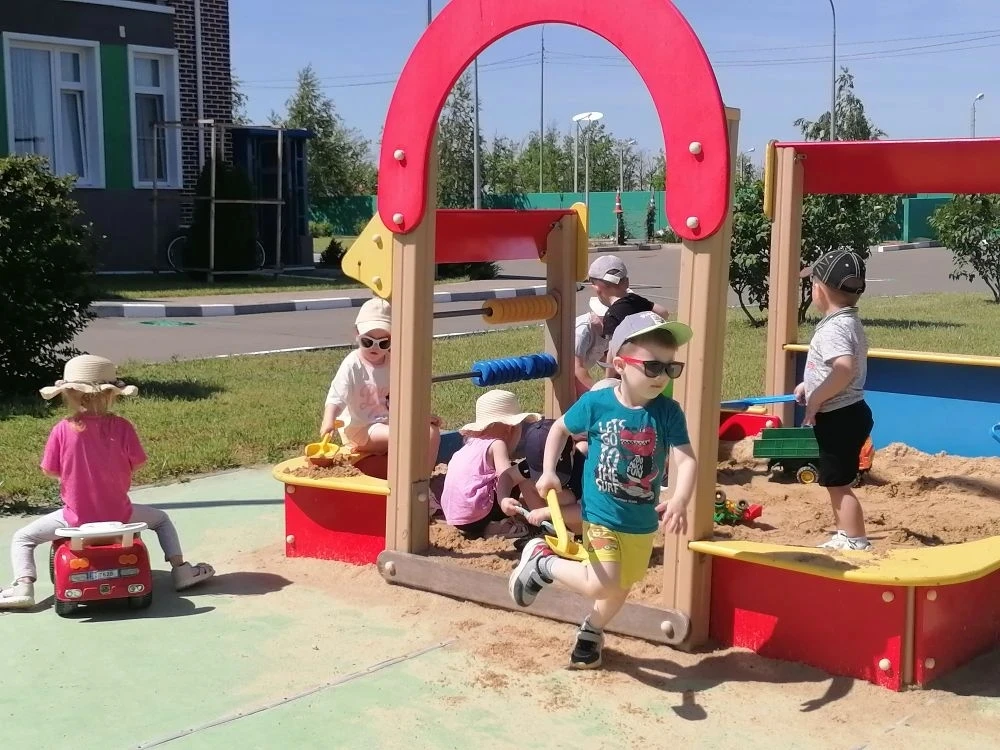 Добрый день, уважаемые родители! Сегодня отличная, солнечная погода 🌞и не менее хороше...