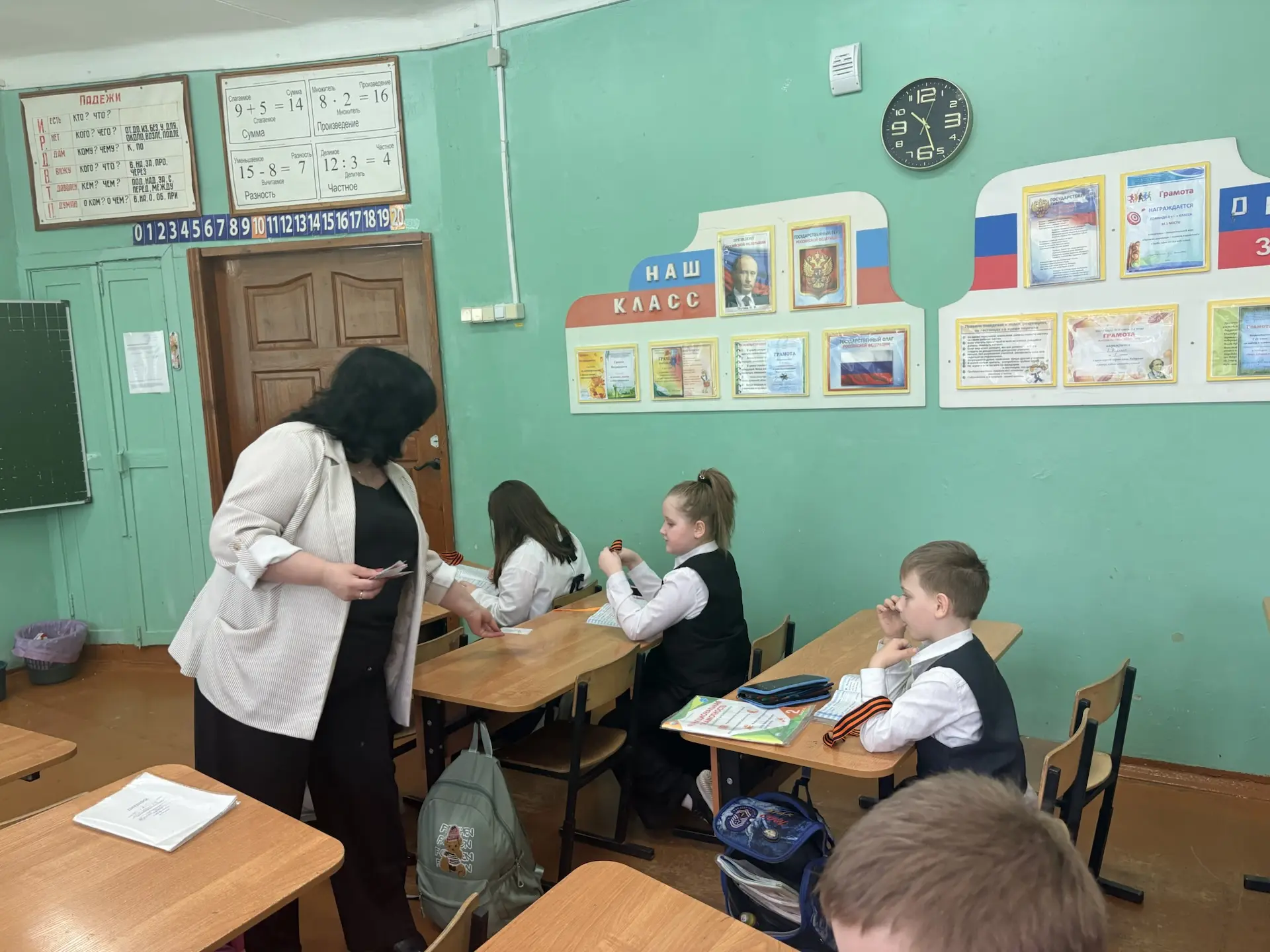 🇷🇺 «Георгиевская лента» в начальной школе  Сегодня в рамках всероссийской акции у нас в гостях побыв