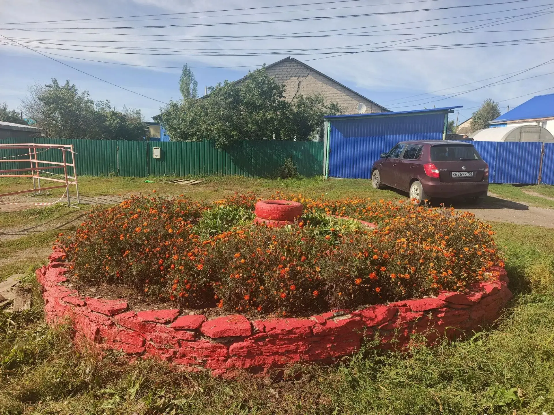 Сегодня прошел осенний субботник🍁 Коллектив нашего детского сада вышел на уборку терри...