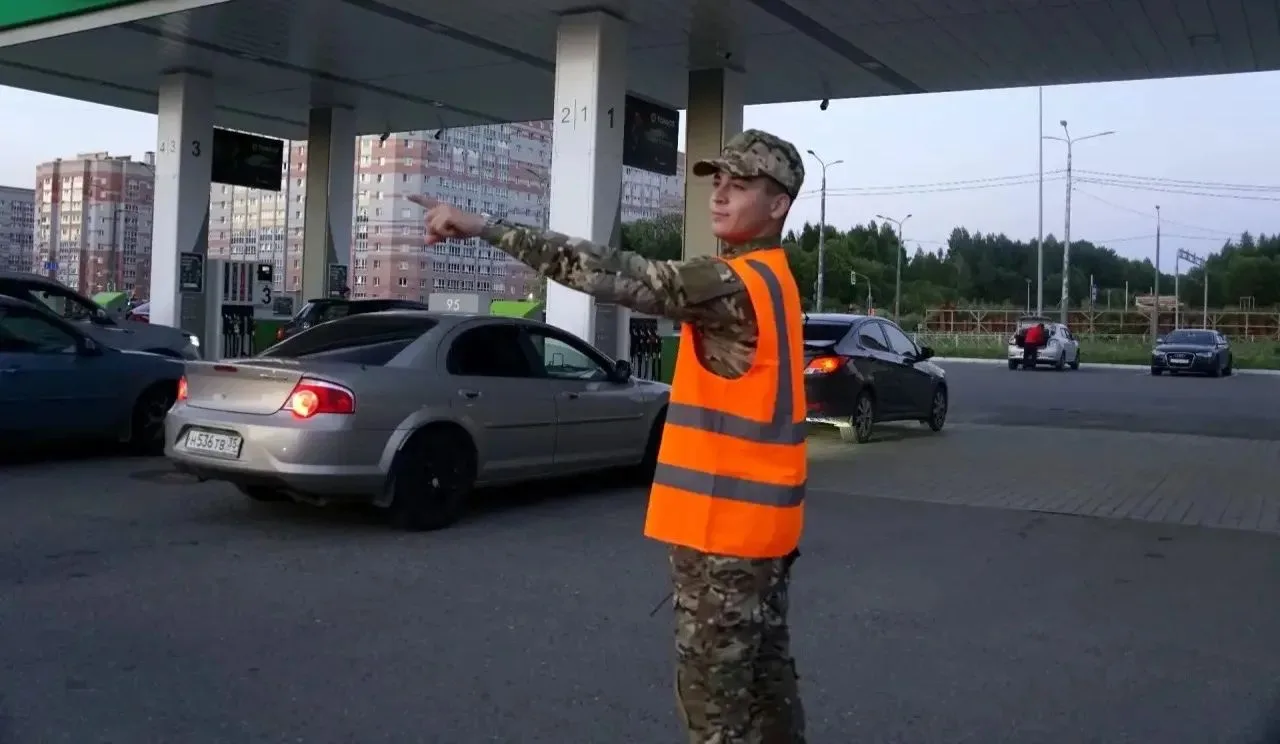 В Череповце на загруженных АЗС (на улицах Монтклер и Космонавта Беляева) с 10 до 19:00 ...