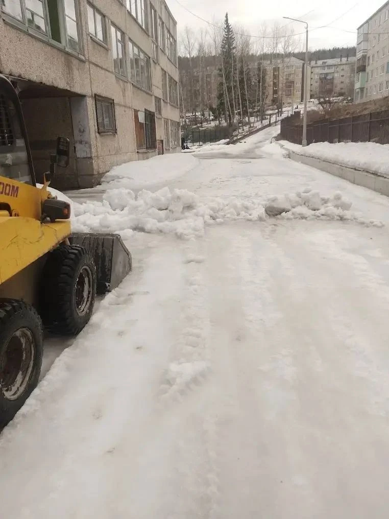 🚜 Очистка дорог, промывка лотков, уборка территорий: работы участков благоустройств и дорог в поселе