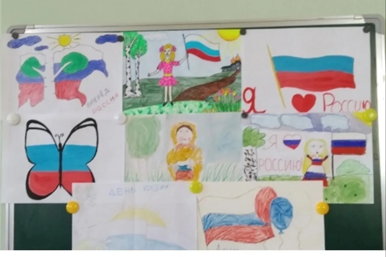 Выставка рисунков « Россия - Родина моя ! »  
Старшая гр. 
Воспитатели : Идрисова Х.
               