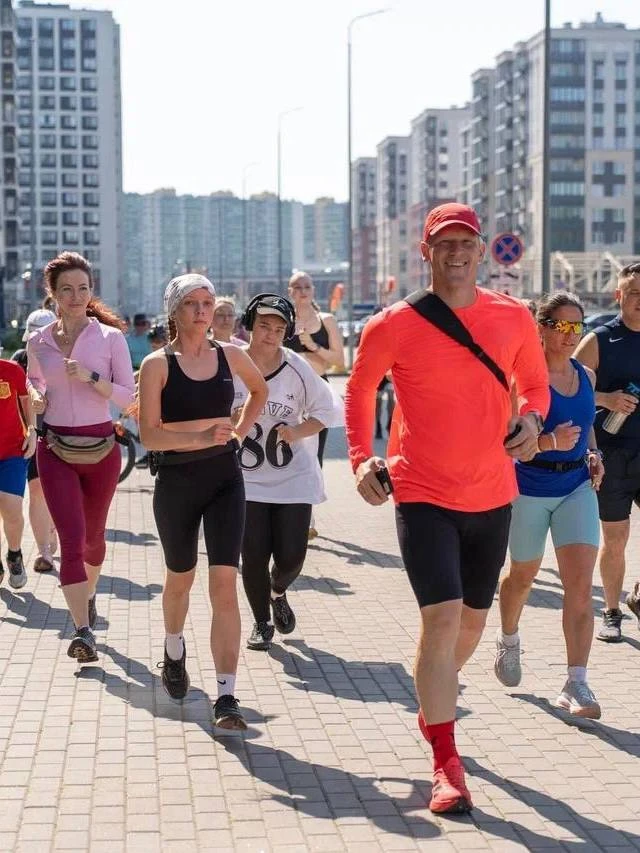 На этот раз находим новые знакомства прямо на пробежке по городу! 🏃‍♀️💛