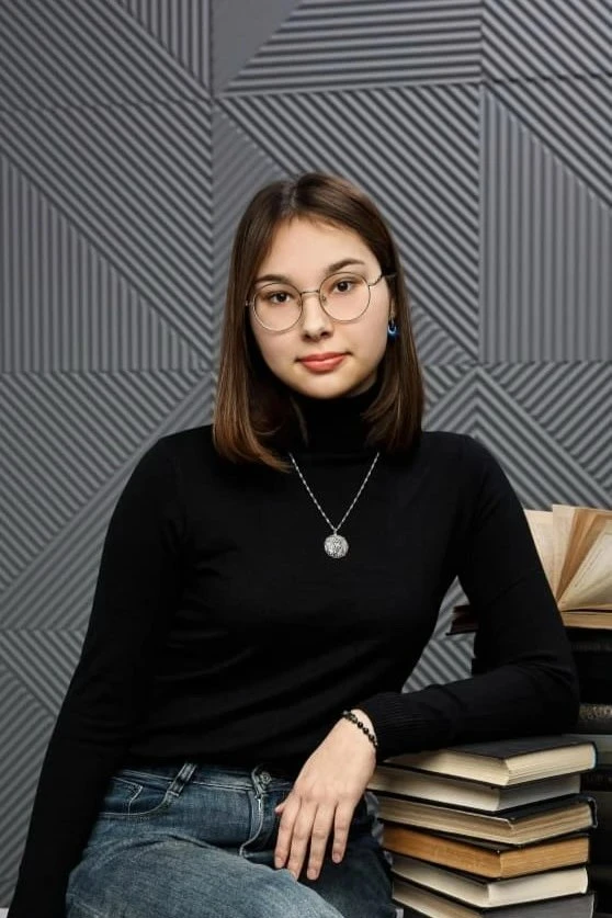 Выпускница гимназии «Вектор» Карина Усова получила максимальный балл на ЕГЭ по русскому языку!

Этот