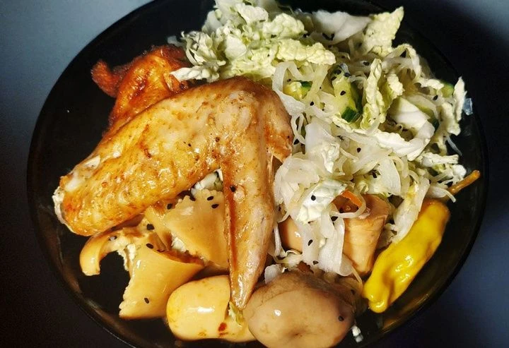 Ужин с запеченным куриным крылышком