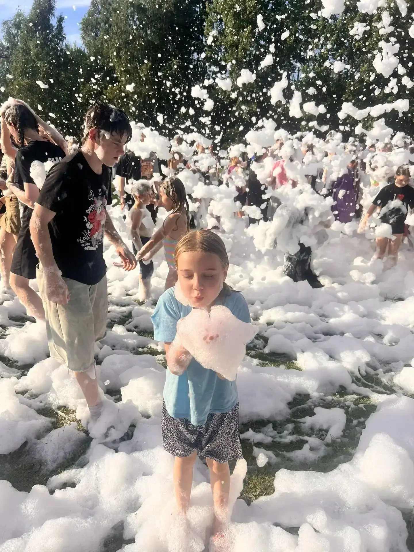В середине рабочей недели хотим поделиться с вами фотографиями пенной сказки в лагере🫧...