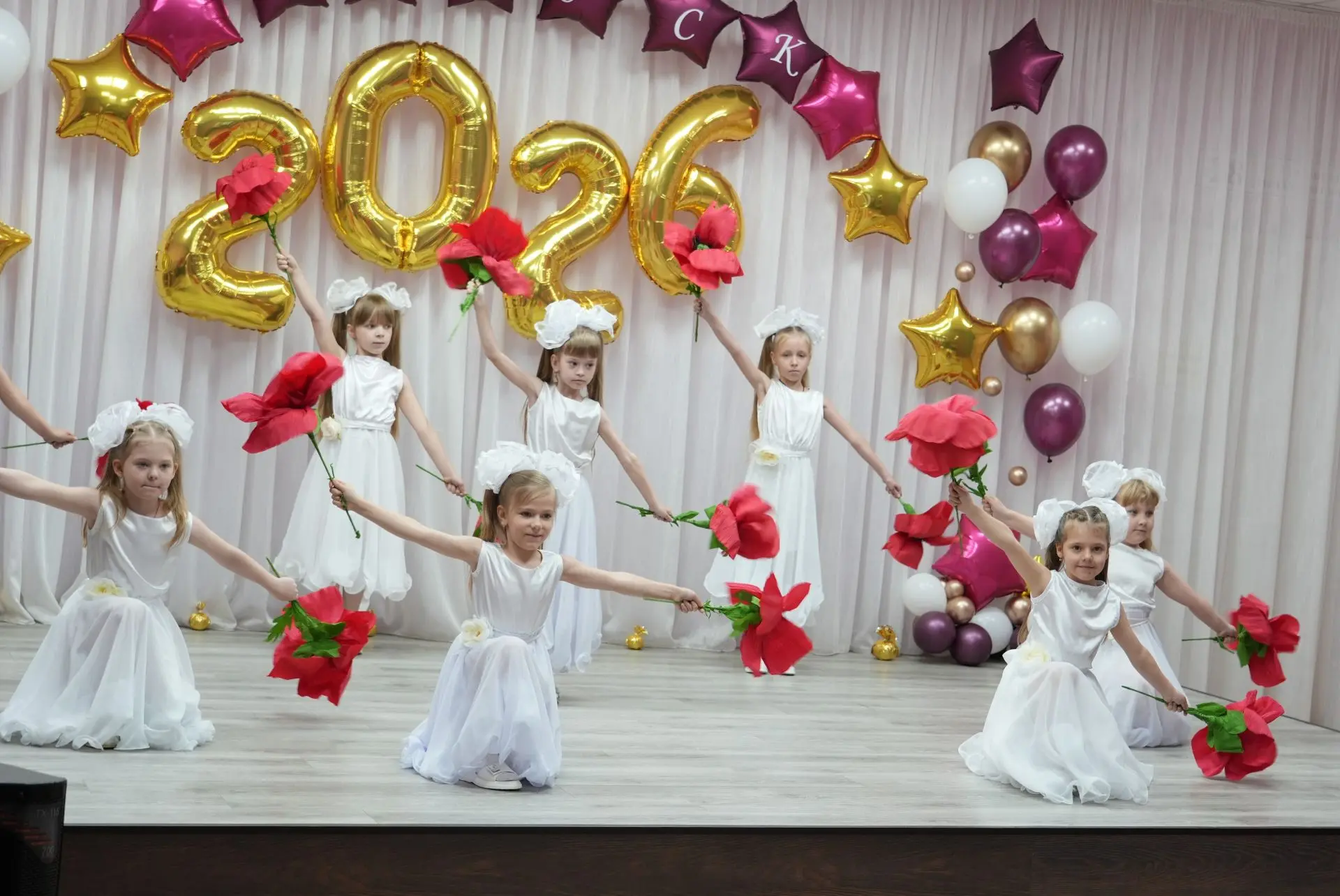 🔔✨Последний звонок – 2026 ⁣ Праздничные линейки, букеты цветов, нарядные ленты выпускников и трогате