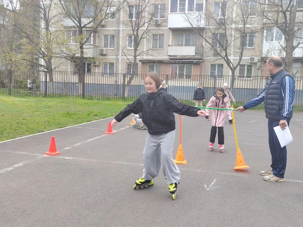 🛼 НЕДЕЛЯ ФИЗИЧЕСКОЙ КУЛЬТУРЫ.💪 ПОЛОСА ПРЕПЯТСТВИЙ НА РОЛИКАХ 🛼   🌟 14 апреля 2026 года в МАОУ «ШКОЛА