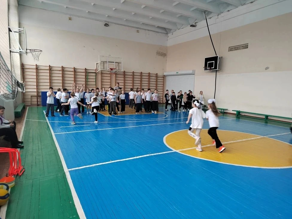 В пятницу в школьном спортивном зале царила особая атмосфера - здесь прошли захватывающие соревнован