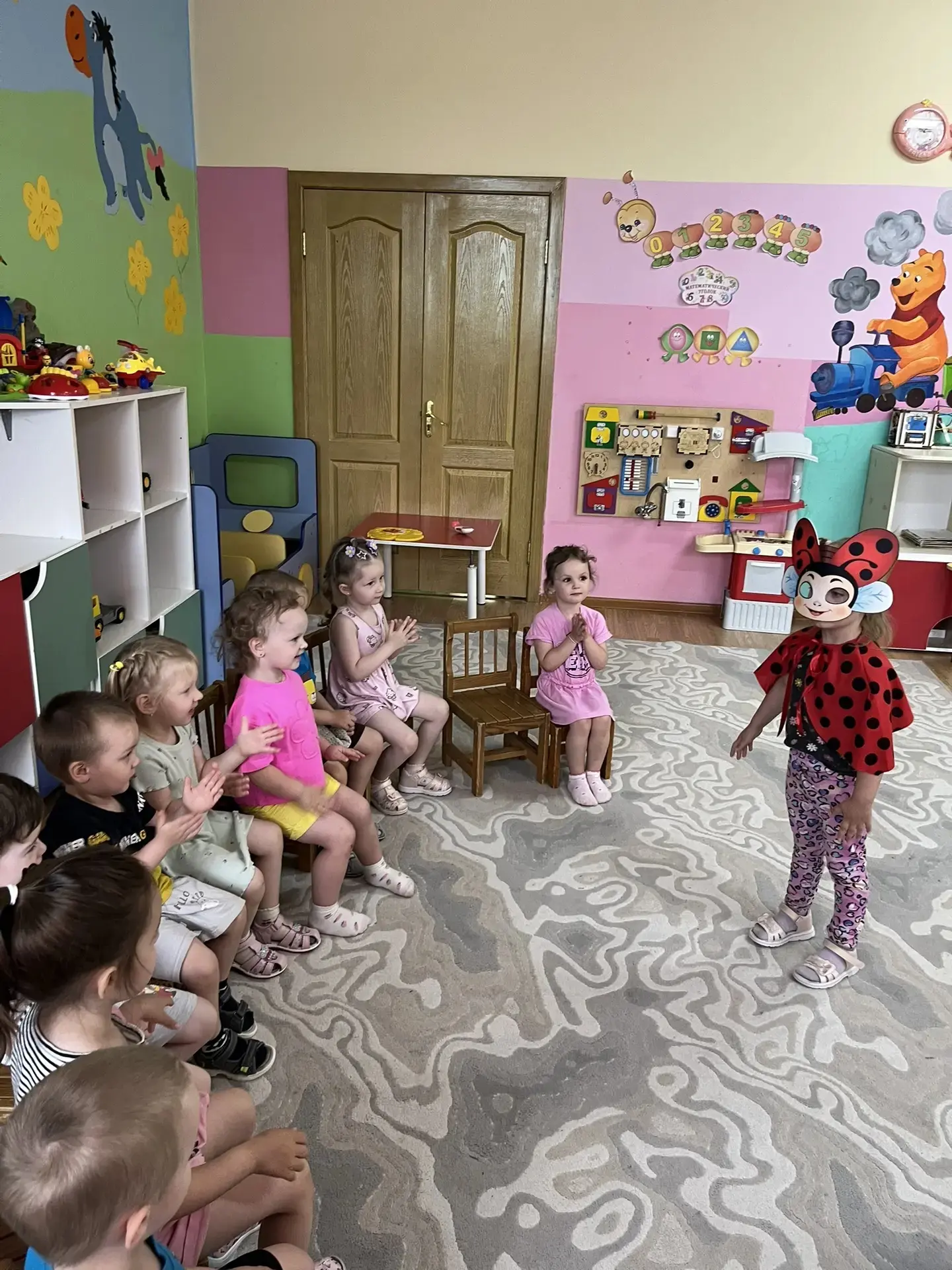 Красная спинка,
Черные точки, 
Ножки-ворсинки
Щекочут ладошки! 
Ну конечно, это божья коровка! Нет б