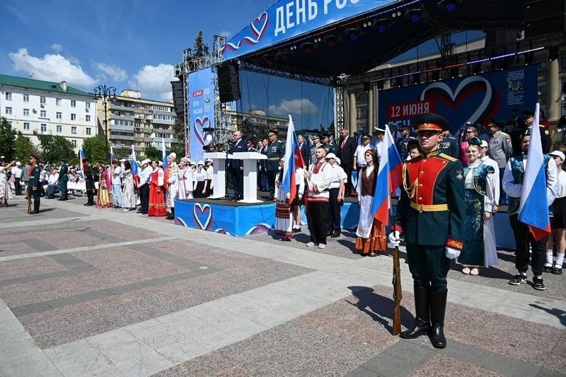 🎉 Пенза начала отмечать День России на площади Ленина

Торжество открыл губернатор Олег Мельниченко
