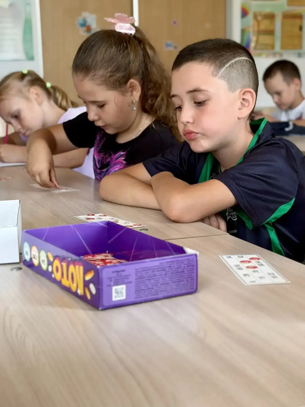 Вместе веселее! Пока ищем нужные числа, учимся быть командой: подсказывать, не спорить ...