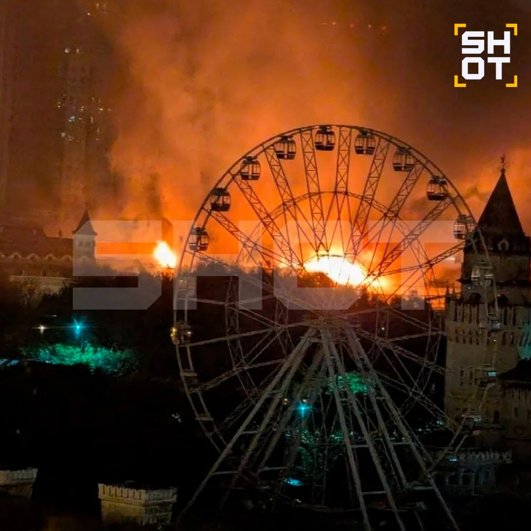 🧯Мощный пожар произошел на территории Измайловского кремля.  ЧП началось в металлическом ангаре, где