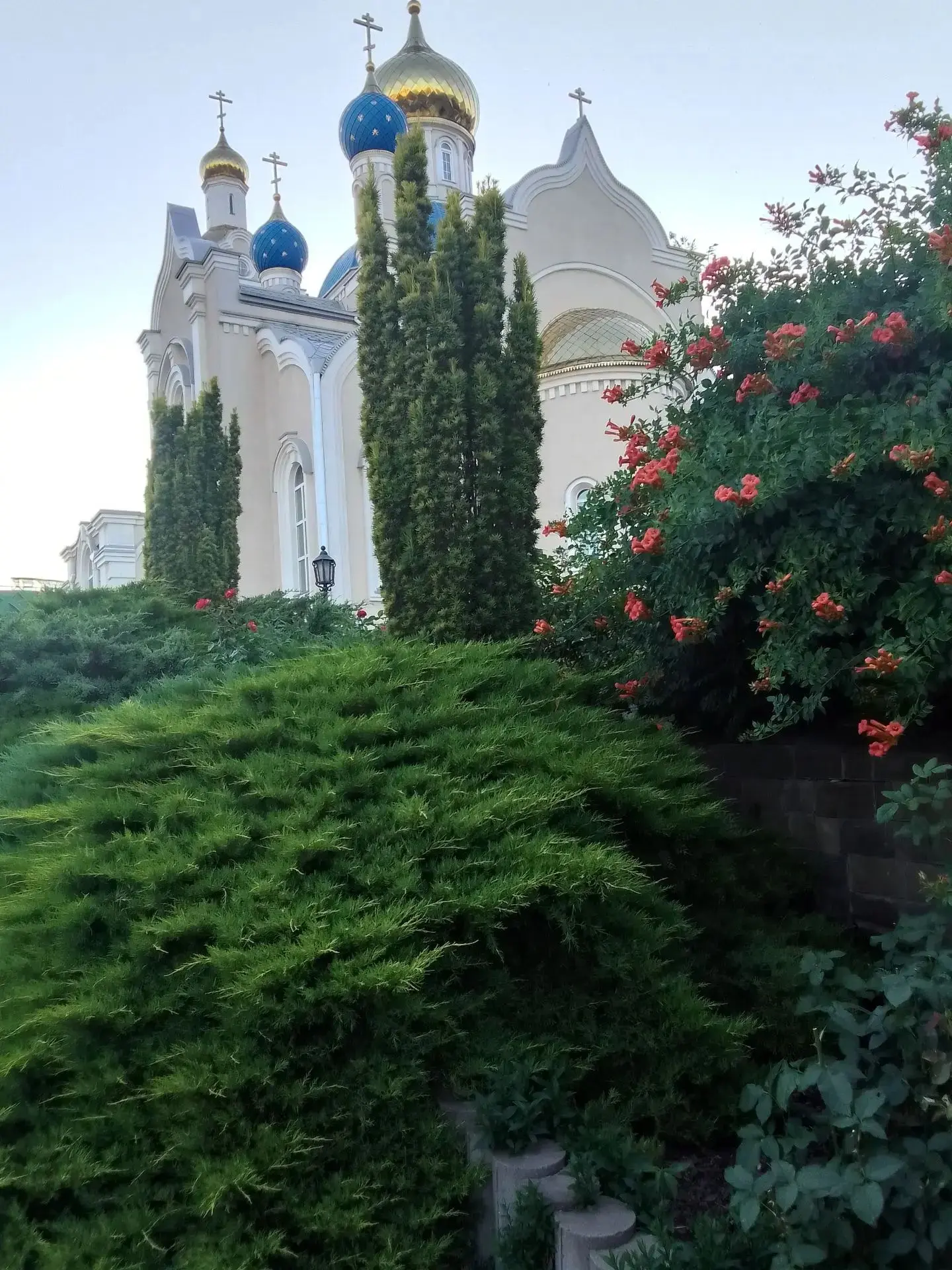Красота около храма!