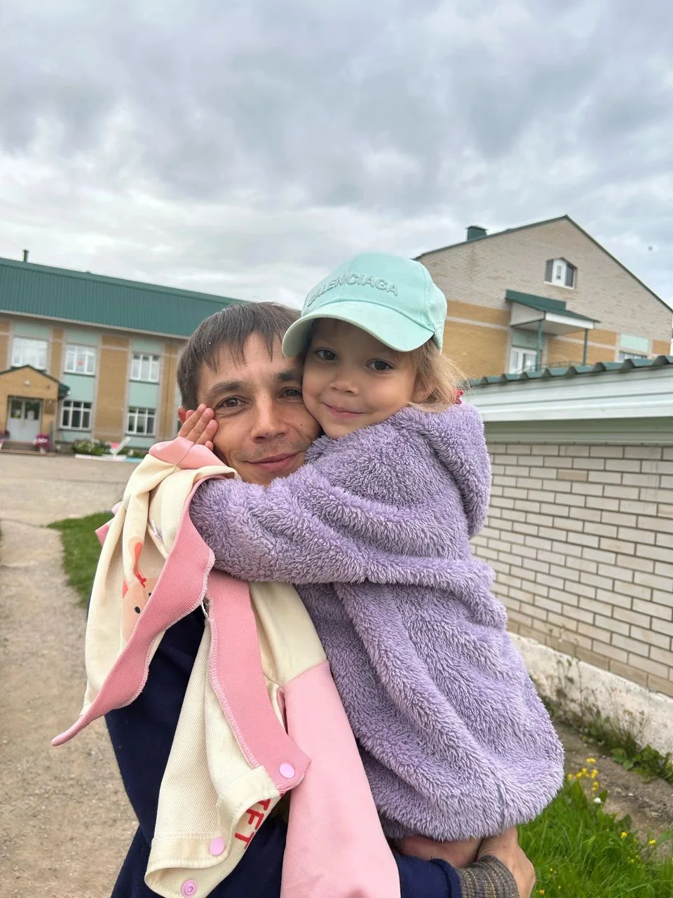 Долгожданный момент☺️ одна и та же трогательная сцена. Секунда — и он уже крепко прижат...
