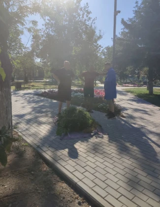 Наш коллектив  дружно вышел на субботник, чтобы сделать наш поселок чуточку уютнее.