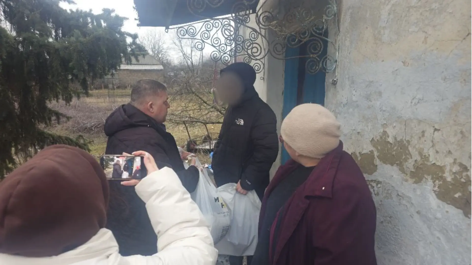 Помощь семье в селе Свободное.  Спасатели Ямалспаса оказали помощь семье, воспитывающей шестнадцатил