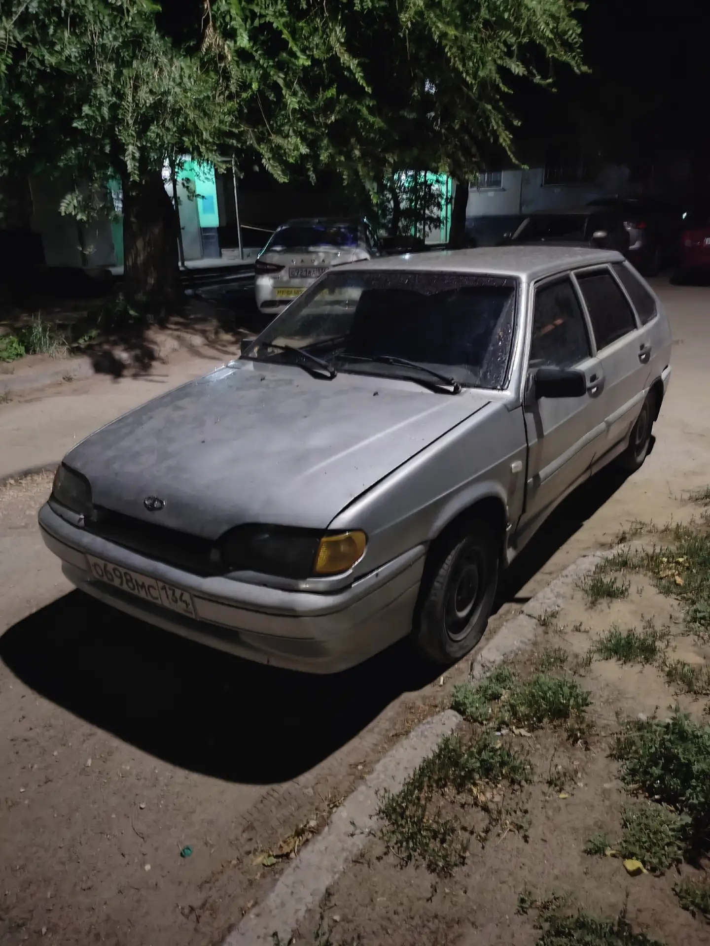 🚗 ВАЗ 2114 (2004)
⚙️ Техническая часть:
• Двигатель: 1.5 л
• Пробег: большой (шуточный «пару раз во