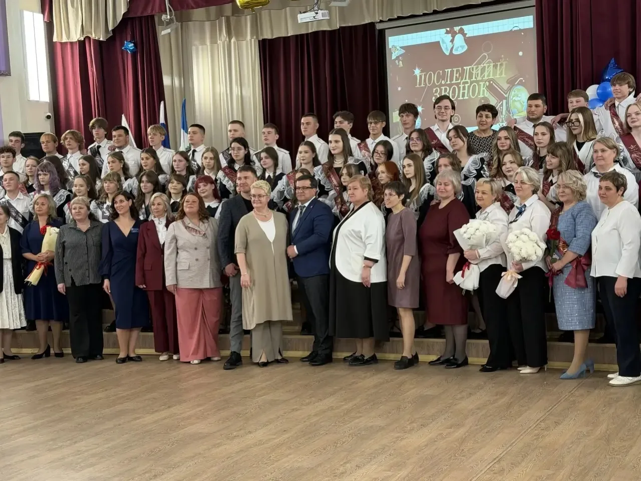 🔔Поздравил выпускников школы 21 им. Ю.А. Гагарина с успешным завершением важного жизне...