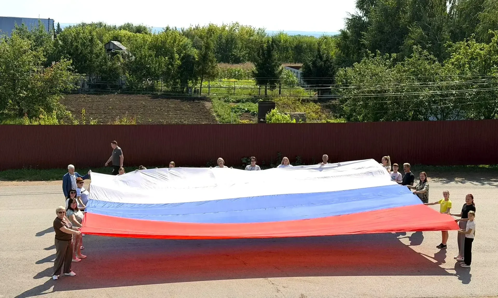 «Триколор объединяет: в Сухоречке отметили День Государственного флага РФ»