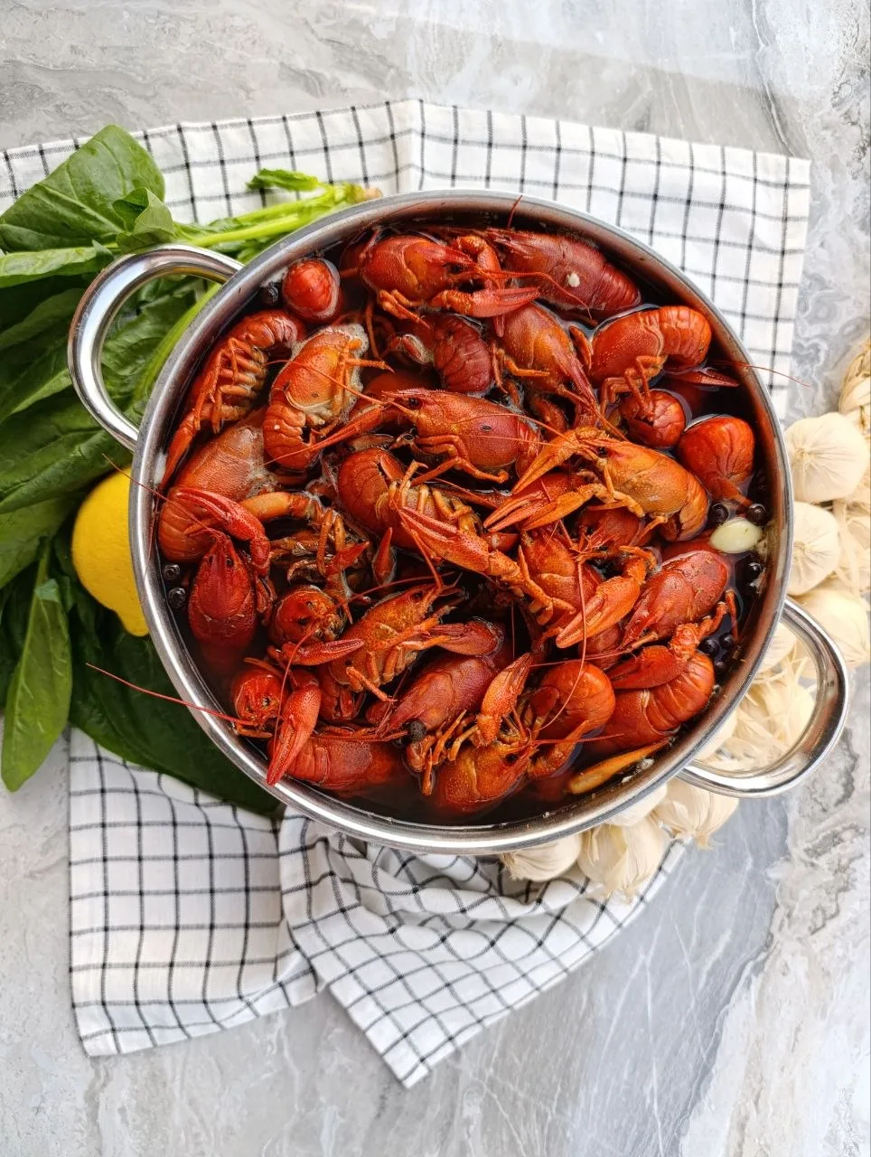 Сегодня две замечательные новости! 
Во-первых, приехали раки. Вкусные, волжские, жирные, уже сварили