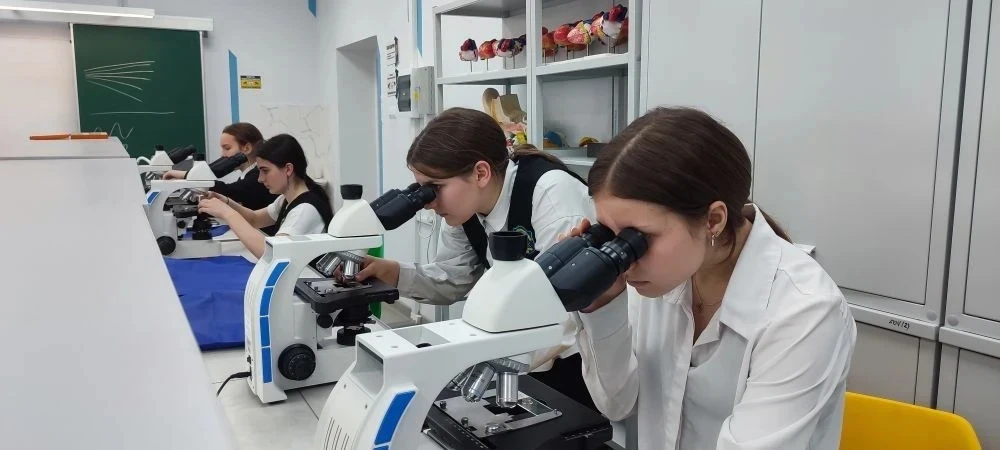 Апрель. Часть 2 11. 💪 Урок мужества и силы: 10-е классы Губернаторского лицея переняли опыт у легенд