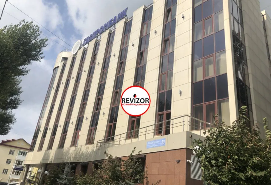 Специалистов в окнах обслуживания не хватает! Ожидание в очереди — более 1 часа.