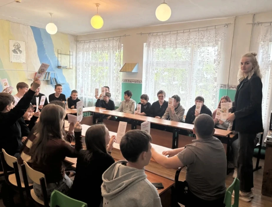 Помощь на расстоянии одного звонка: школьники узнали о Телефоне доверия
