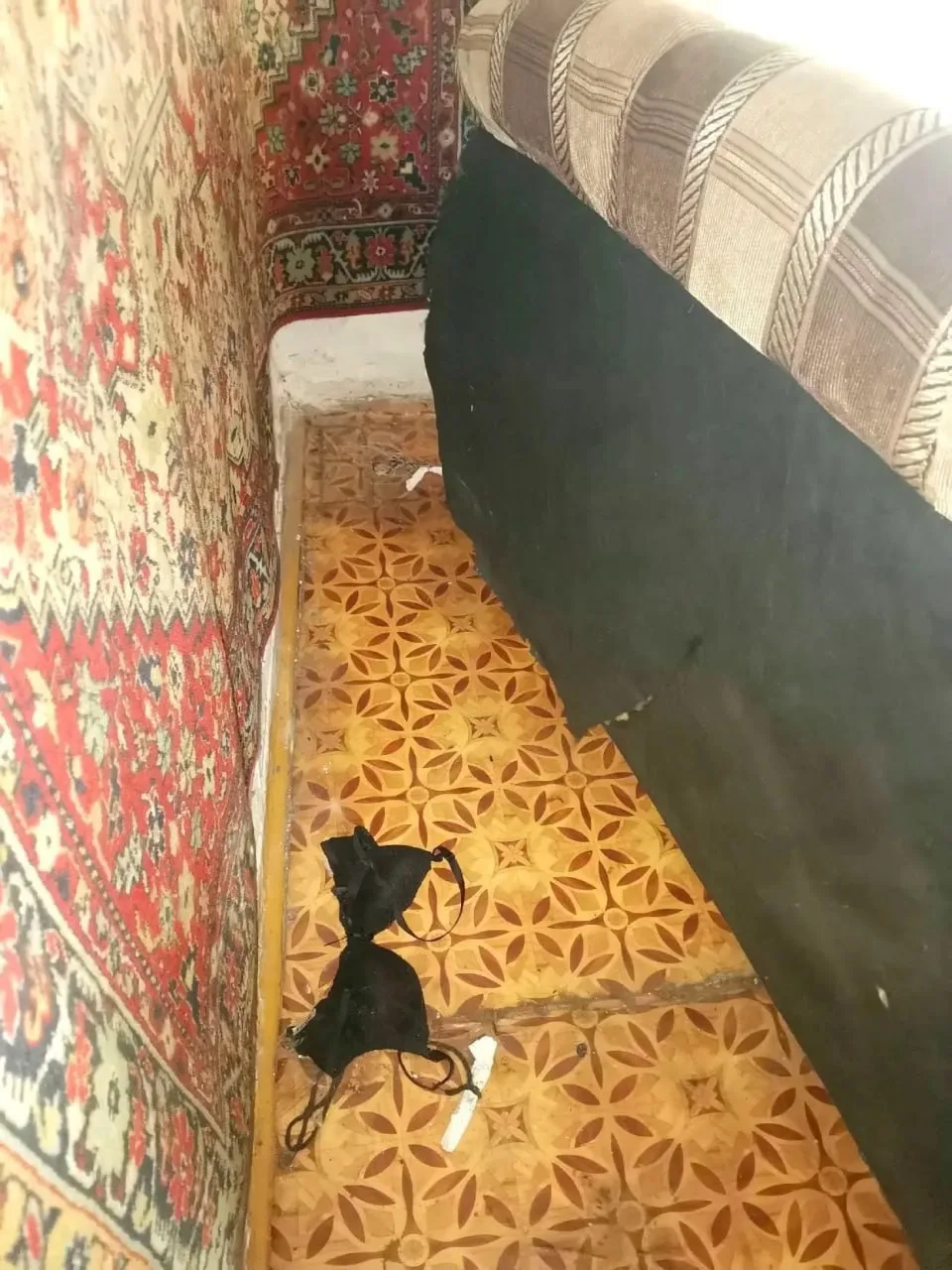 Алиментщик решил стать частью дивана, чтобы не попасться приставам в Челябинской области.