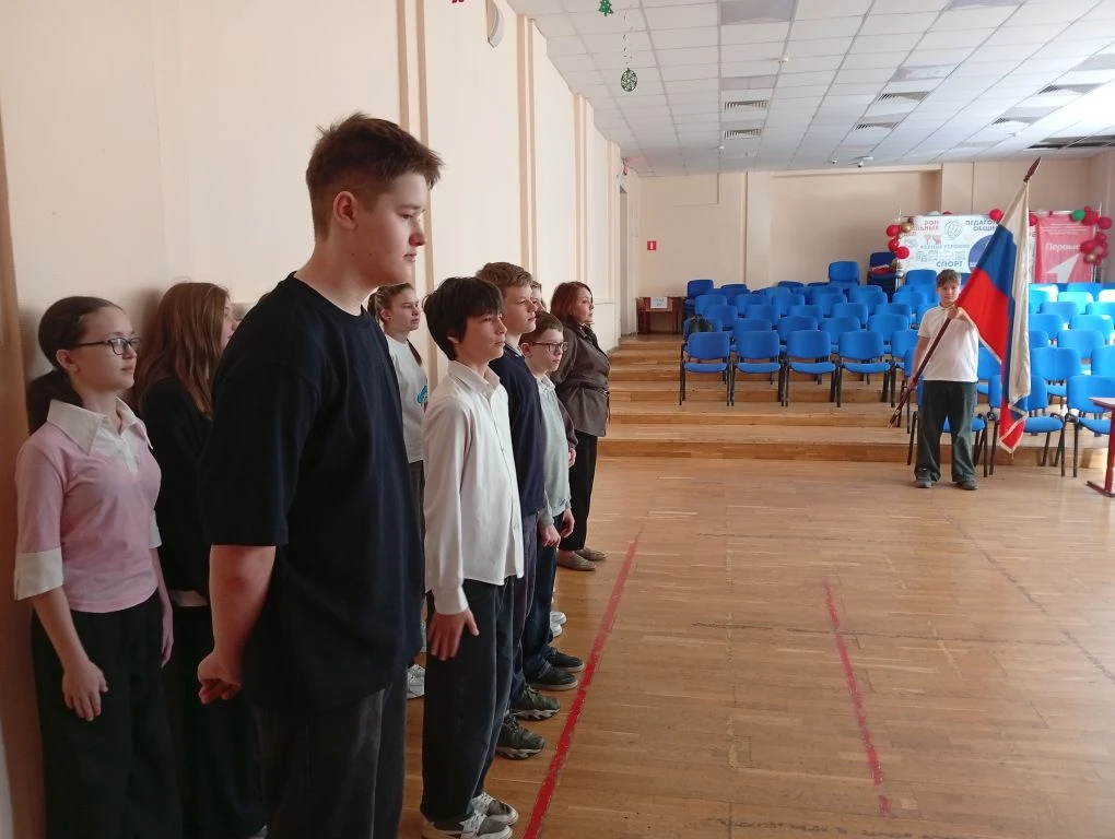 🇷🇺 Утро в школе начинается с Церемонии поднятия флага Российской Федерации  Сегодня на Церемонии под