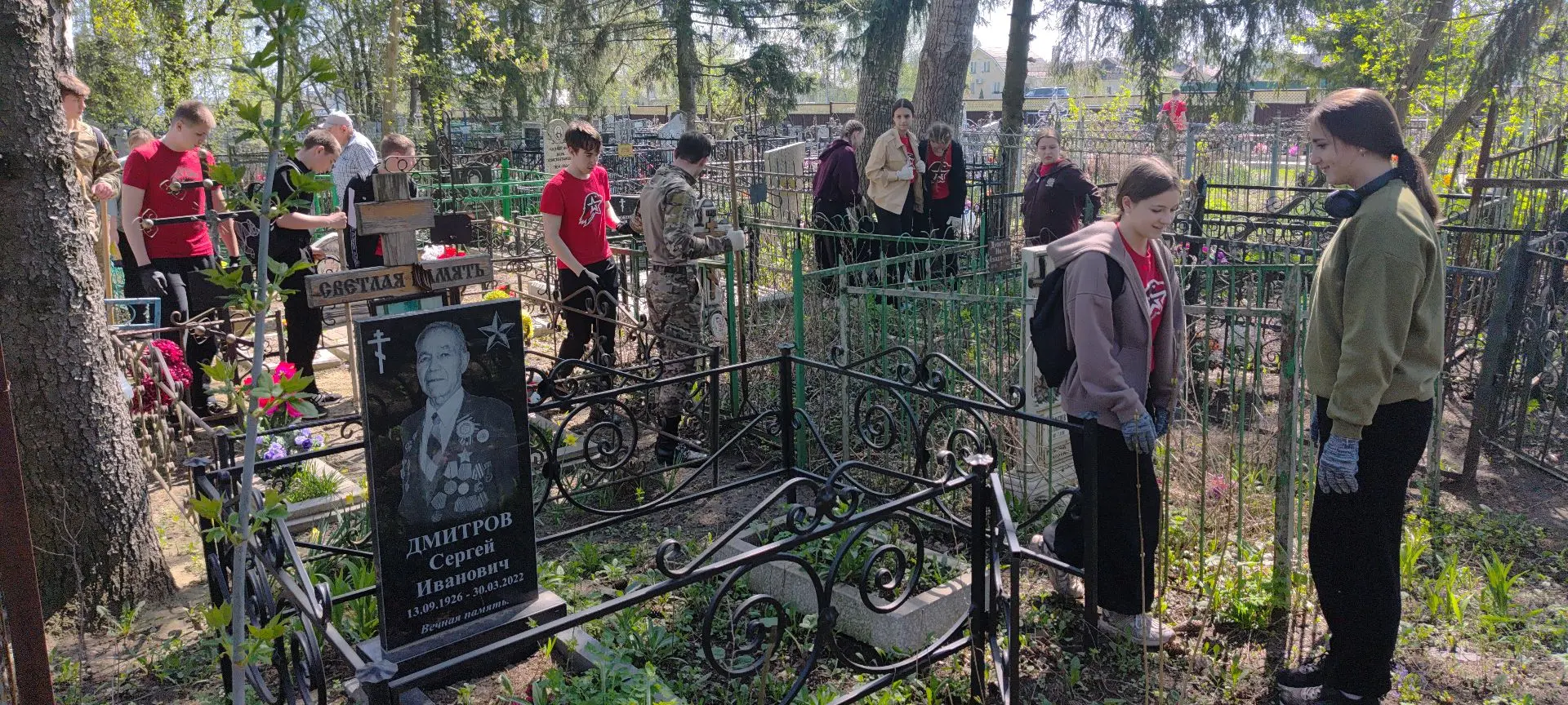 В городе Фатеже юнармейцы и участники "Движение Первых" накануне Дня Победы приводят в порядок места