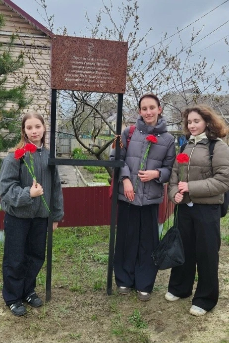 🕊️Акция "Чистый обелиск" Ученики 8 класса убрали у обелиска, посвященному Ревеке Мухин...