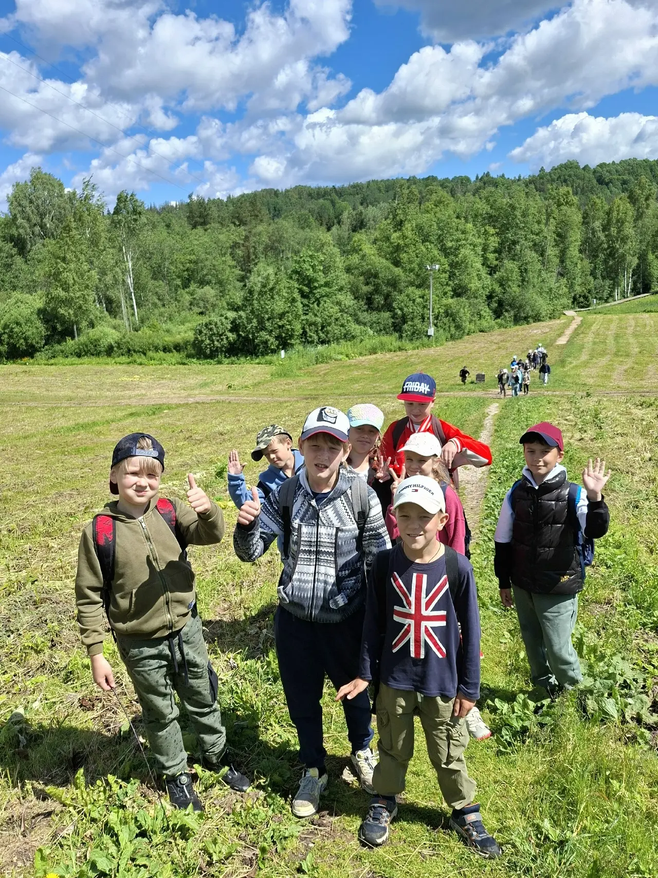 🌳🌲Вместе весело шагать по просторам родного края: юннаты ЭБЦ в заповедном лесу Изборско-Мальской д