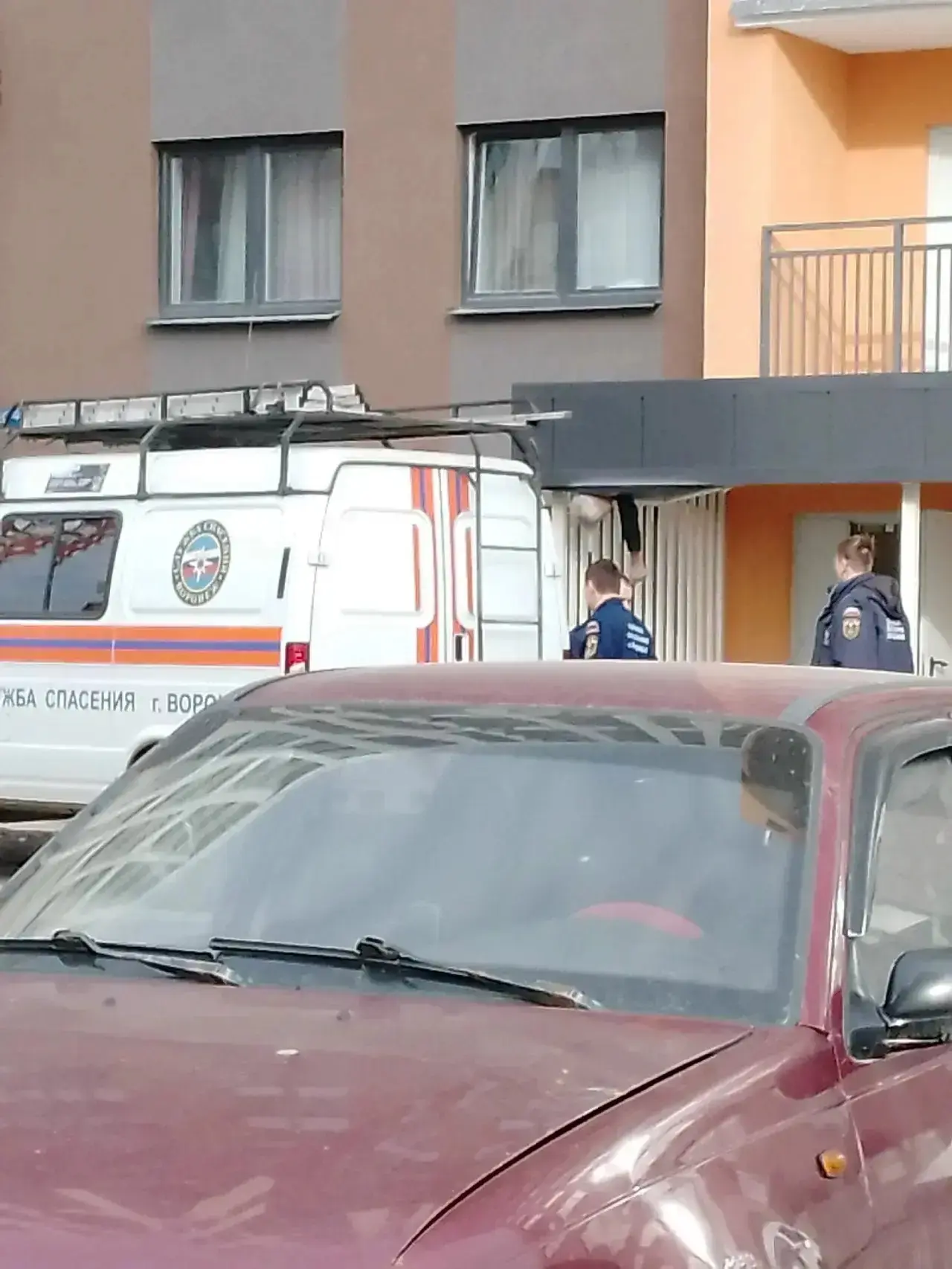 Мужчина упал выше 10 этажа , в 107 доме
