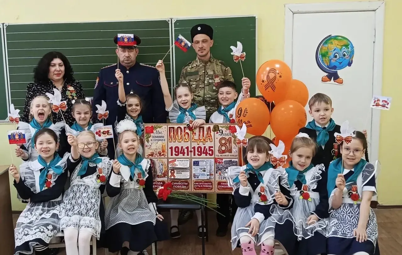 ✨ 7 мая для учащихся начальной школы прошёл мастер-класс "Значок на Георгиевской ленте"  Казаки фили