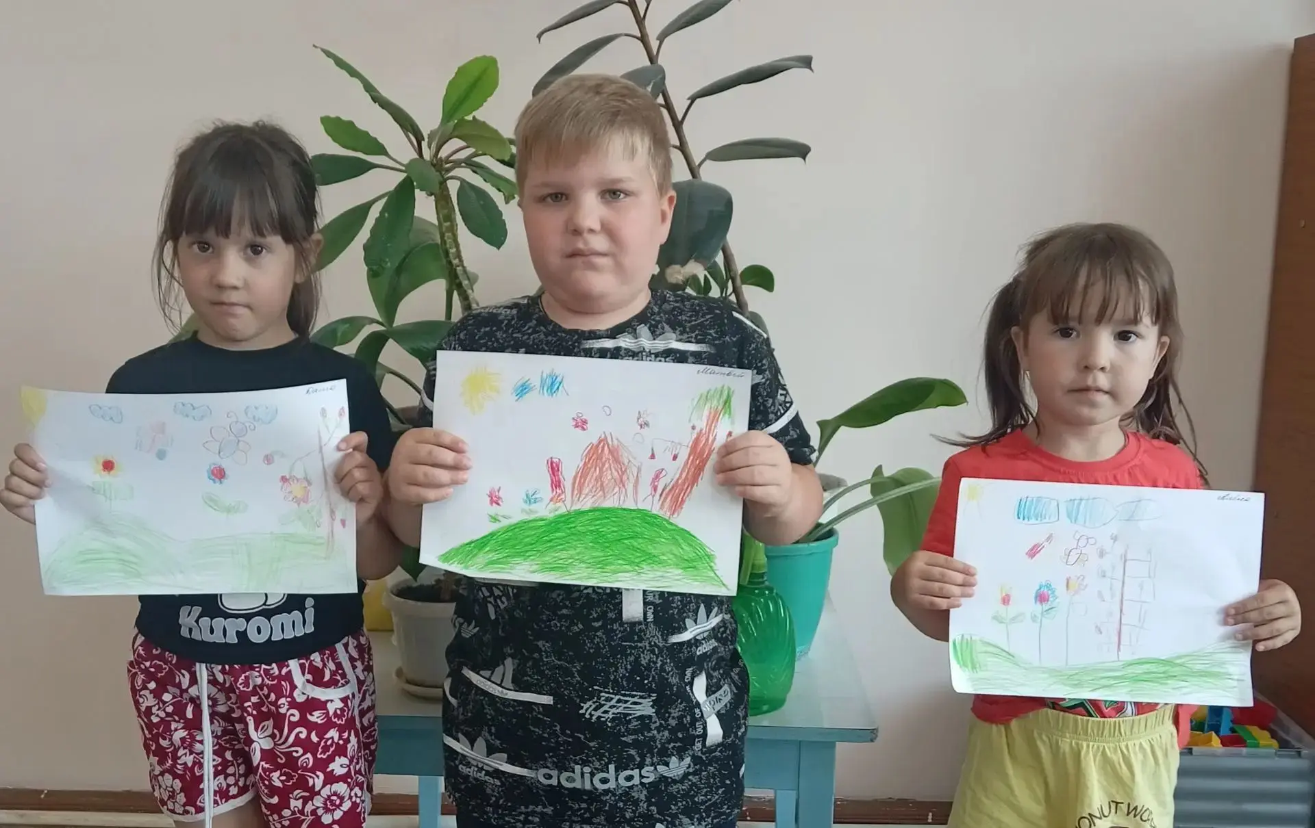 Лето- это любимое время года и детей и взрослых. Ребята старшей группы решили нарисоват...
