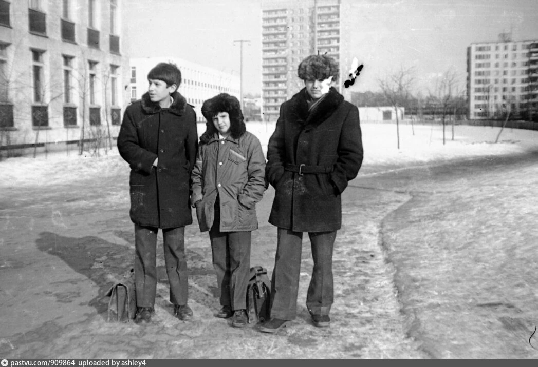 Возле школы №907
