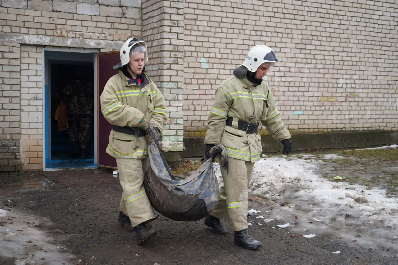 В поселке Центральный активно идет ликвидация последствий субботней атаки БПЛА. В восстановительных 