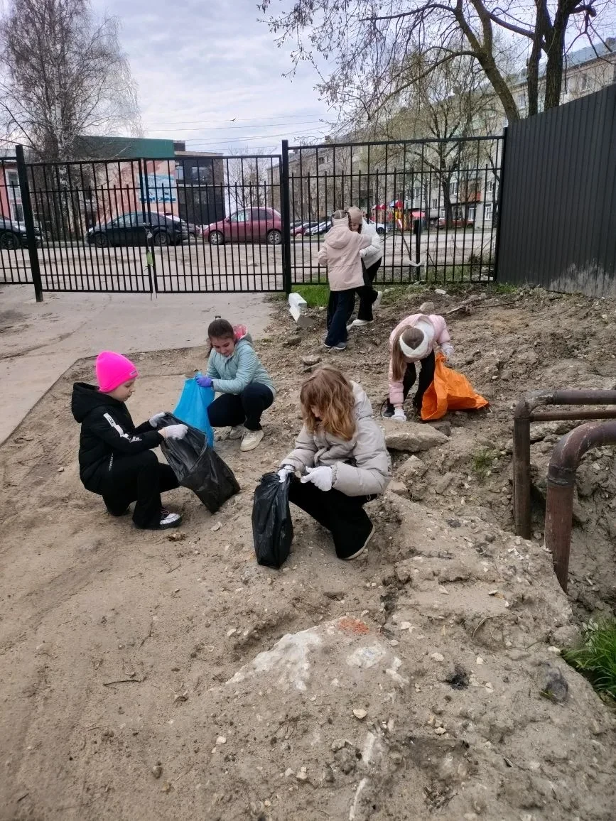 🌱🧹 Маленькие сердца — большие дела! 🧹🌱  Пока старшеклассники показывают пример, наши замечательные р