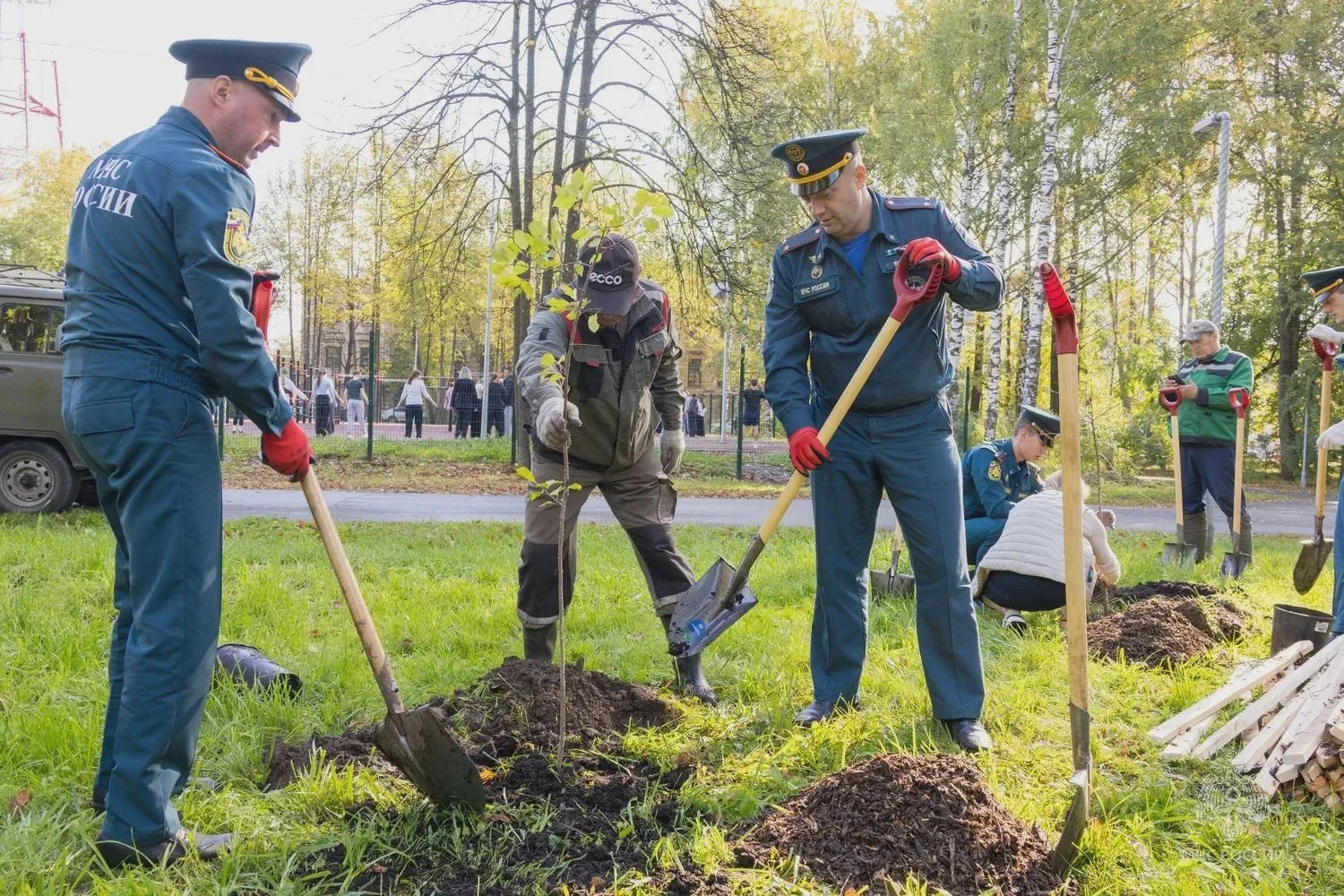🌳 К 100-летию пожарного надзора в Кирове высадили яблони