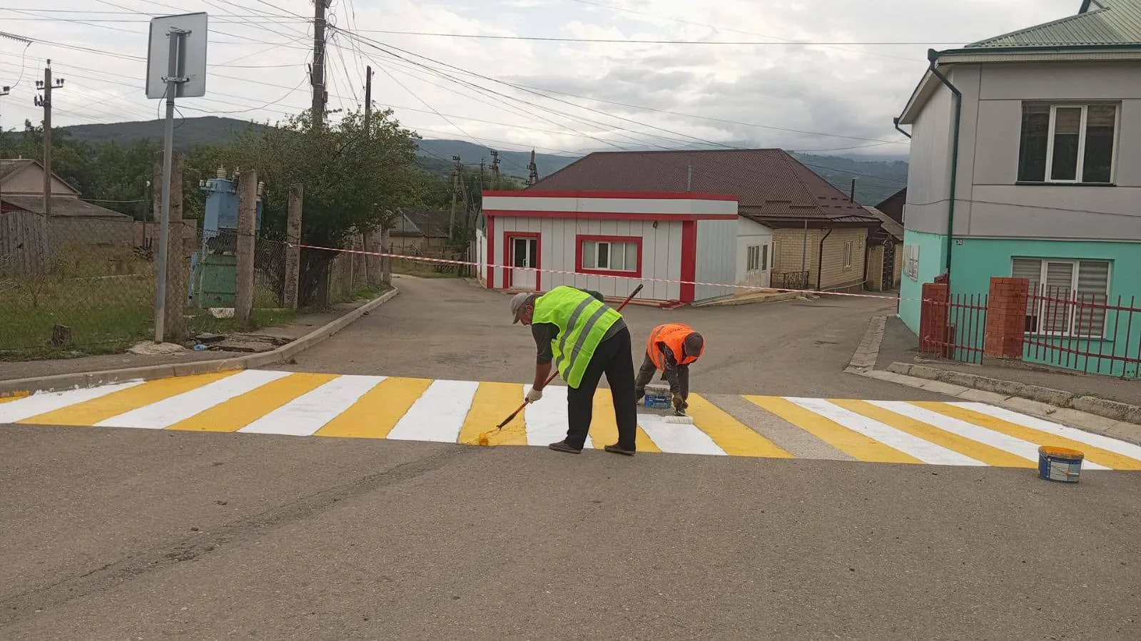В Казбековском районе завершается обустройство пешеходных переходов у образовательных у...
