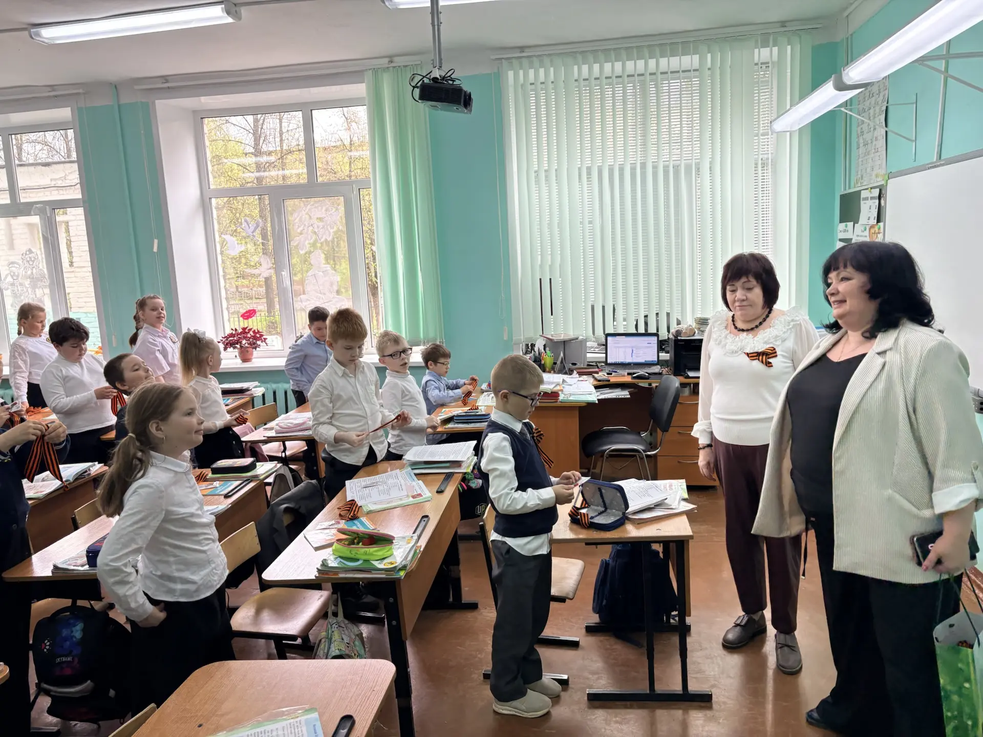 🇷🇺 «Георгиевская лента» в начальной школе  Сегодня в рамках всероссийской акции у нас в гостях побыв