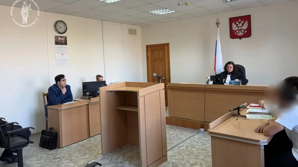 В Марий Эл пьяный житель Морков пошел с топором на участкового. Полицейскому пришлось п...