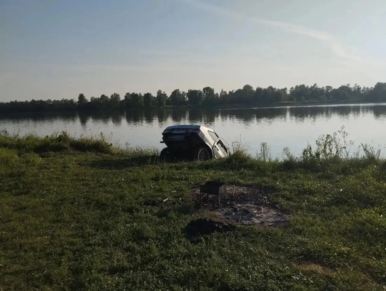 Может кто узнает свою машину, из неё вытекает масло, на берегу белой, где переправа